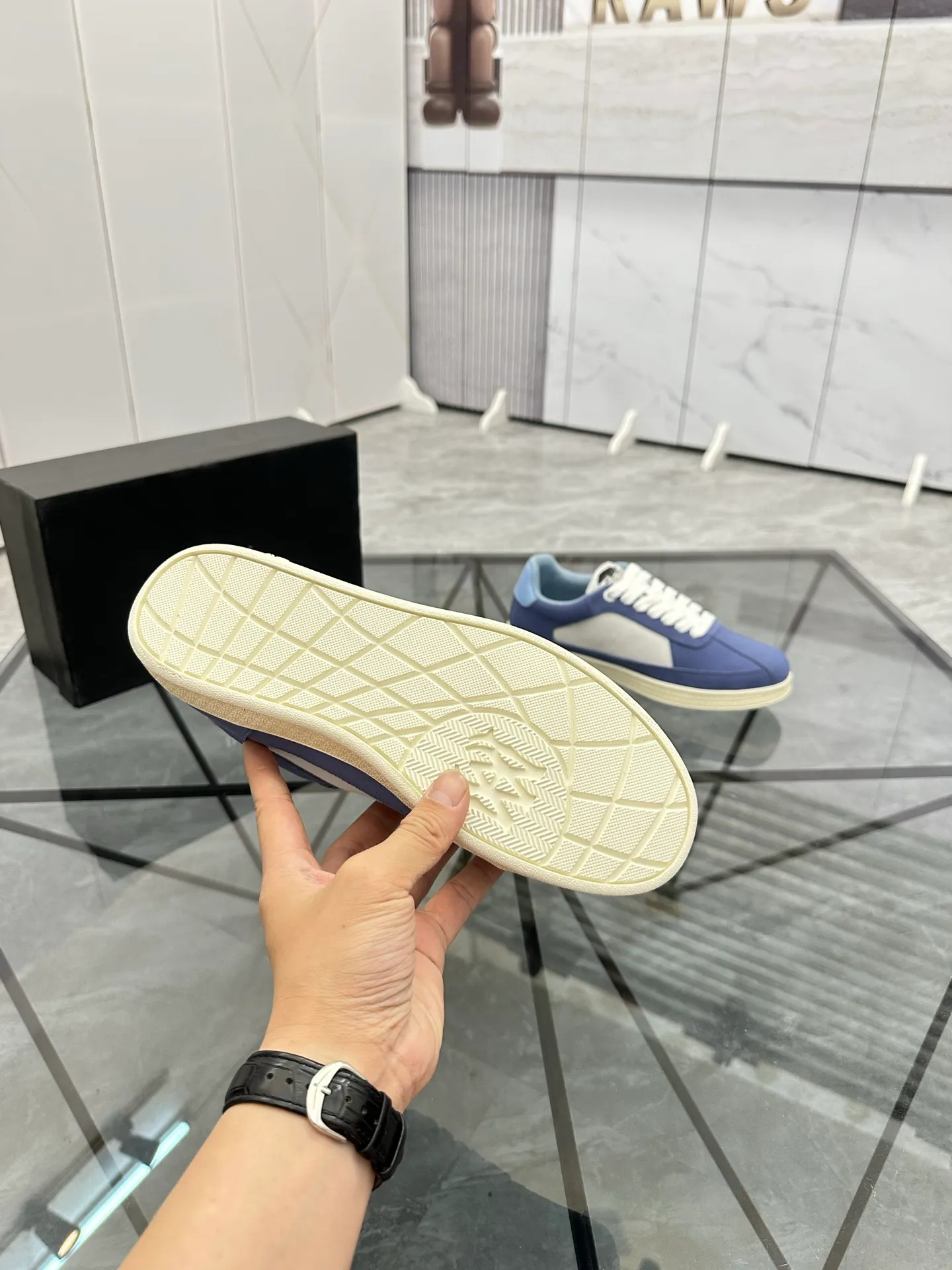 Men's shoes: 💰P420¥ Product trademark: AMIRI* "Amir*" low-top casual shoes Regular size: 38-45 (can be customized to 46) Product material: imported nubuck leather upper, breathable lining, original outsole. Number: 001